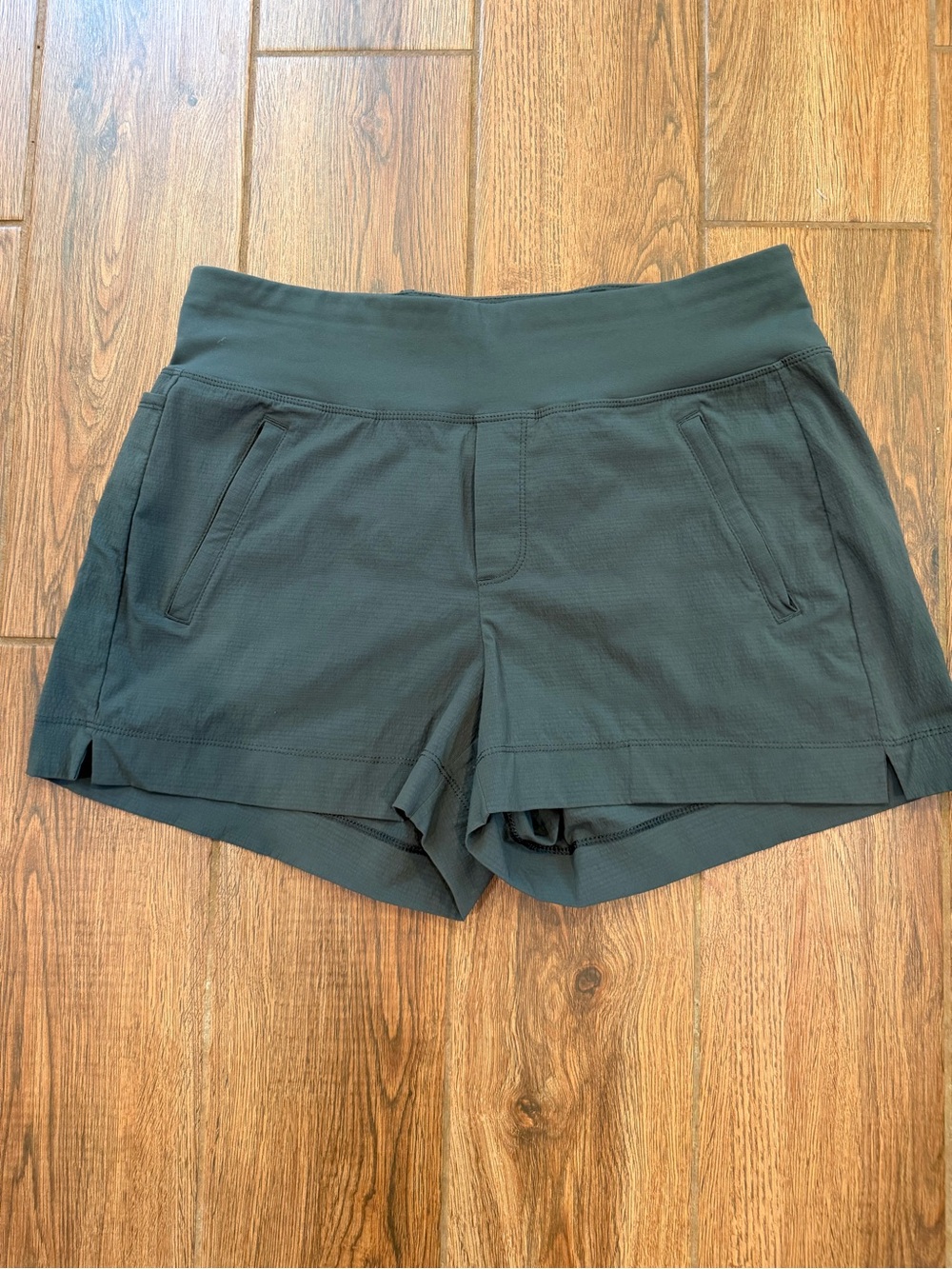 Athleta Women’s Green Trekkie North Shorts Pockets Size 10